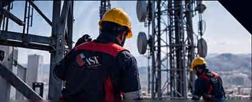 فنيّان من ⁨AST⁩ يعملان على برج اتصالات فوق المدينة